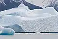 Iceberg flottant sur le lac Argentino près du glacier Upsala.