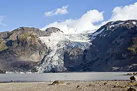 Le Gígjökull en juin 2008 avec son lac glaciaire au premier plan.