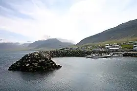 Þingeyri dans le Dýrafjörður. Sur la droite, le Sandafell.