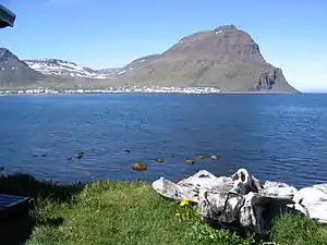 Bolungarvík vu depuis la rive opposée du port.