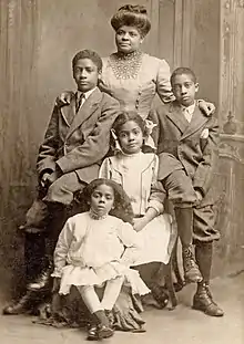 Photo familiale noir et blanc d'Ida B. Wells-Barnett et ses quatre enfants en 1909