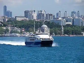 Un ferry catamaran de l'İDO sur le Bosphore à Istanbul
