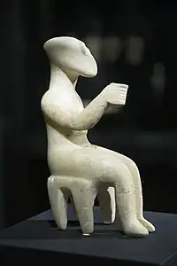 Statuette cycladique masculine, de type spédos, tenant un gobelet, -2800 / -2300.