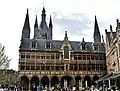 L'hôtel de ville de style Renaissance, le Nieuwerck, construit contre la courte façade orientale des halles.