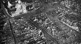 Le centre-ville avec les halles et la cathédrale à la fin de la guerre.