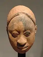 Tête masculine, probablement un serviteur du roi ; Ifè. Terre cuite. Nigeria, XIIe – XIVe siècle. Louvre