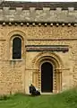 Un portail secondaire et une fenêtre de l'église du village d'Iffley, Oxfordshire.