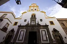 Façade de l'église Santa Cruz