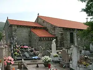 Église vue depuis un cimetière.