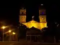 L'église N-D del Carmen sur la place Treinta-y-Tres, illuminée la nuit.