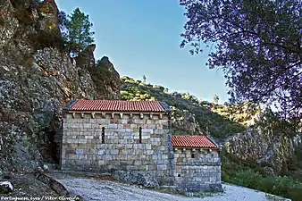 Petit bâtiment religieux en pierres de taille.