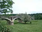 Pont sur la Loire avec Iguerande en arrière-plan.