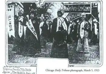 Photographie noir et blanc d'Ida B. Wells en tête de défilé
