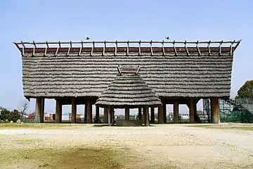 La même maison, vue de face.