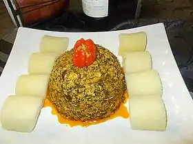 Okok (ou ikok ou nkumu) mixé et son manioc vapeur.