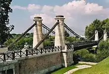 Photo d'un pont suspendu sur un petit fleuve