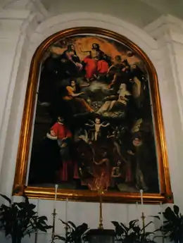 Un tableau vu en contre-plongée situé dans une église. Vue intérieure de l'église de Gesualdo.