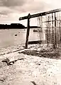 Île-Tudy : filets séchant sur la grève de la petite cale (photo de 1954)