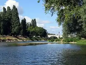 L'île Aucard avec en fond le pont Wilson ou pont de pierre.