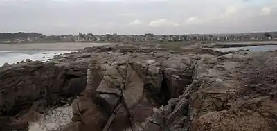 L'Île-Grande, vue de l'ouest depuis la pointe rocheuse de Kastell Erek qui sépare les deux plages de l'Île-Grande protégées par l'île Canton.