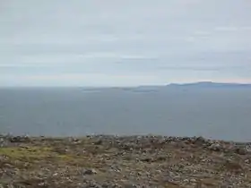 L'île Verte vue depuis l'île Saint-Pierre, avec en arrière-plan la péninsule de Burin (Terre-Neuve)