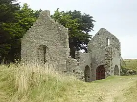 Vue générale des ruines de la chapelle Sainte-Anne située en Bretagne, sur l'Île-de-Batz.