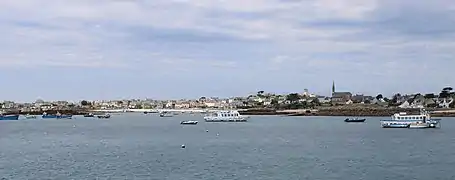 Panorama de l'île depuis la mer.