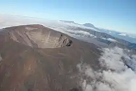 Vue aérienne du sommet volcanique avec le cratère Dolomieu.