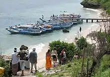 Touristes rembarquant à Menjangan par la digue sud