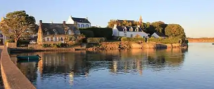 L'île Saint-Cado et la chapelle.