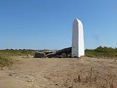 La "Pierre blanche" (amer de Cro-Menac'h) et le dolmen de Magouer Huen.