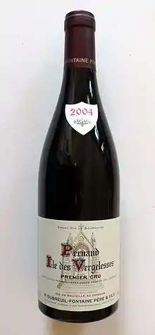 Un des vins produits, l'étiquette mentionnant l'AOC, le climat et son classement.