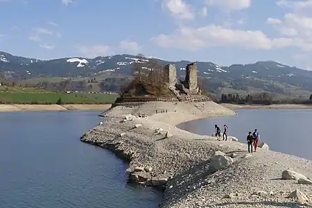 L'Île d'Ogoz, alors que le lac de Gruyère est volontairement baissé pour prévenir la fonte des neiges.