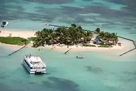 Bateau-mouche abordant l'îlet Caret en Guadeloupe.