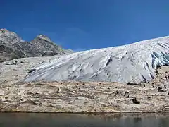 Front glaciaire devant une étendue d'eau