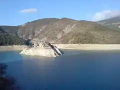 Îlot au milieu du lac, en période de basses-eaux.