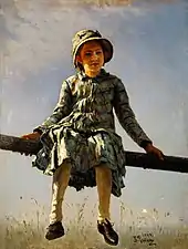 Portrait d'une petite fille, assise sur une clôture, se détachant sur le ciel.