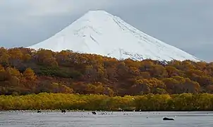 Vue du volcan depuis le lac Kourile.