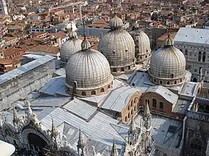 Les cinq dômes surhaussés de la basilique Saint-Marc de Venise, inspirés de l'église des Saints-Apôtres de Constantinople