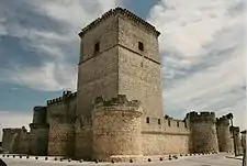 Le château depuis la place Pimentel. (es).