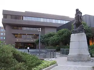 La Bibliothèque Gabrielle-Roy et la Place Jacques-Cartier tel que vu entre 1983 et 2019.