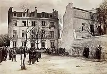 Photomontage en noir et blanc représentant à gauche un peloton d'exécution mettant en joue, à droite, deux hommes debout devant le mur d'une propriété privée. En arrière-plan, un bâtiment parisien de type haussmannien.