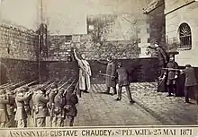 Photomontage sépia montrant au premier plan un peloton d'exécution mettant en joue, dans la cour intérieure d'une prison, un homme en robe de chambre et qui lève le bras droit.