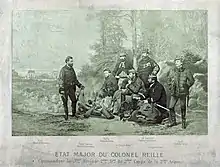 Photographie sépia montrant un groupe d'officiers en campagne discutant.