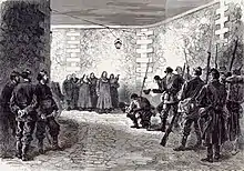 Gravure montrant au premier plan un peloton d'exécution à droite, à gauche l'homme qui semble le commander, et en arrière-plan, devant le haut mur d'une cour intérieure, un groupe de religieux.