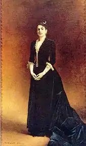Jeune femme peinte en pied avec robe longue de couleur noire. Mains jointes devant, elle porte : long collier, boucles d'oreilles, diadème, gants.