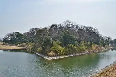 Kofun d'Imashirozuka, entouré par son fossé empli d'eau. L. 190 m. Takatsuki, Osaka. VIe siècle.