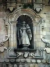 Vierge Pèlerine dans une niche sur la façade de l'église