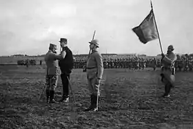 Remise de la croix de chevalier de la Légion d'honneur au capitaine Bougrain par le  général Reveilhac, commandant la 60° D.I. 1er décembre 1915
