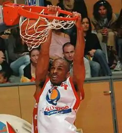 Stanley Jackson (joueur de 2000 à 2005 à l'Élan Chalon) au dunk lors d'un match de Pro A